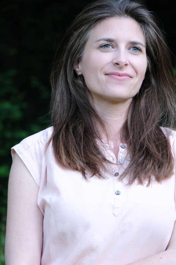 Frau mit visionären Blick in die Ferne
